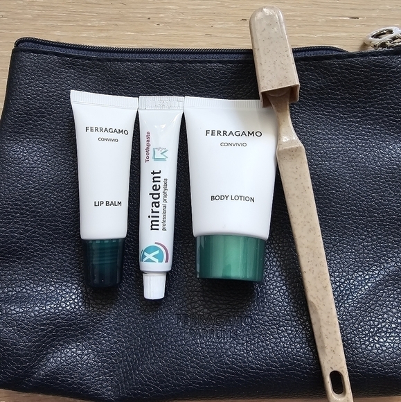 FERRAGAMO × Turkish Airlines Travel amenities kit - Picture 3 of 11